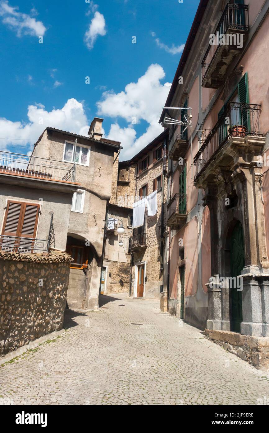 2022 août - Abruzzes, Italie centrale - petite allée dans la ville de Scanno Banque D'Images