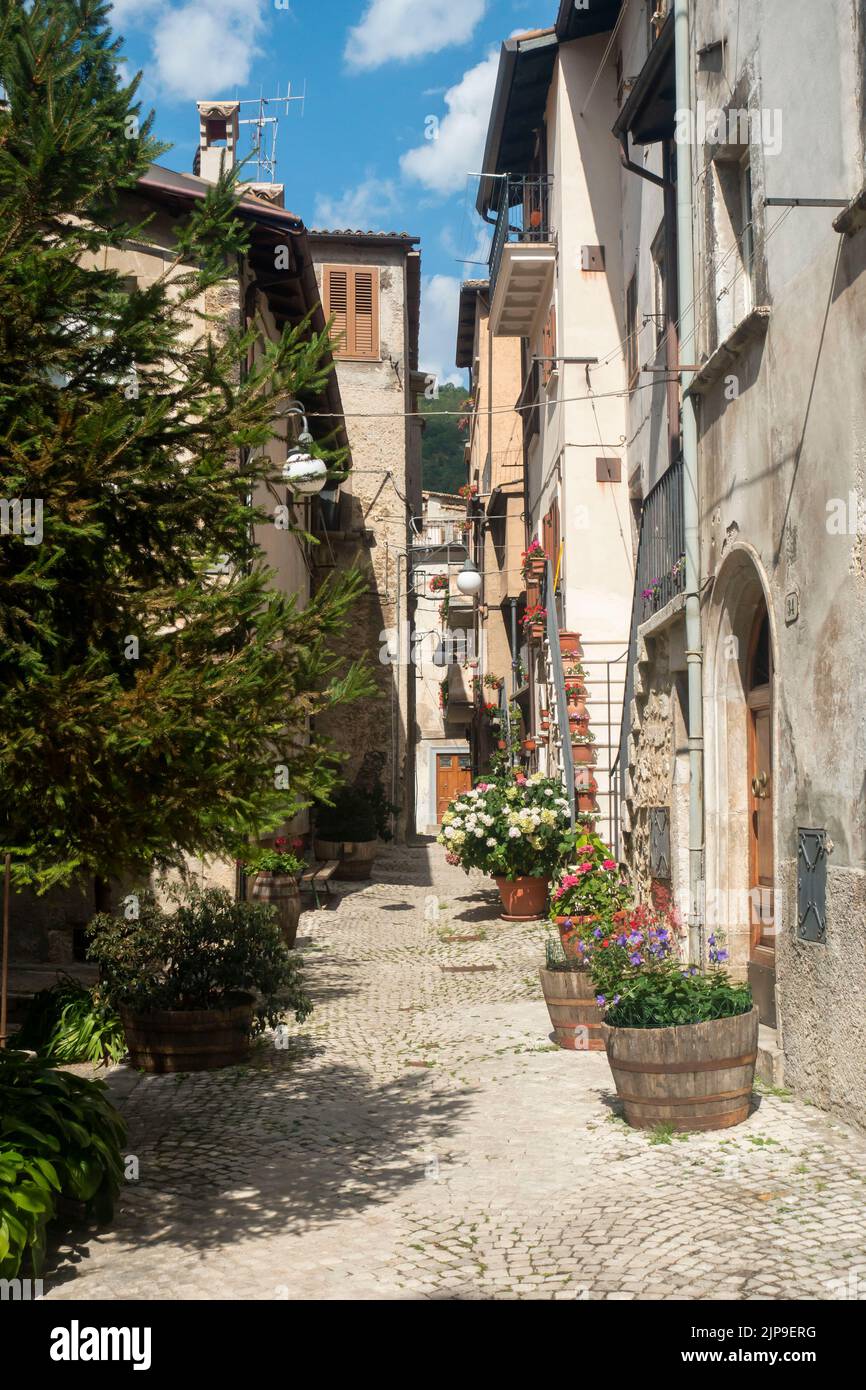 2022 août - Abruzzes, Italie centrale - petite allée dans la ville de Scanno Banque D'Images