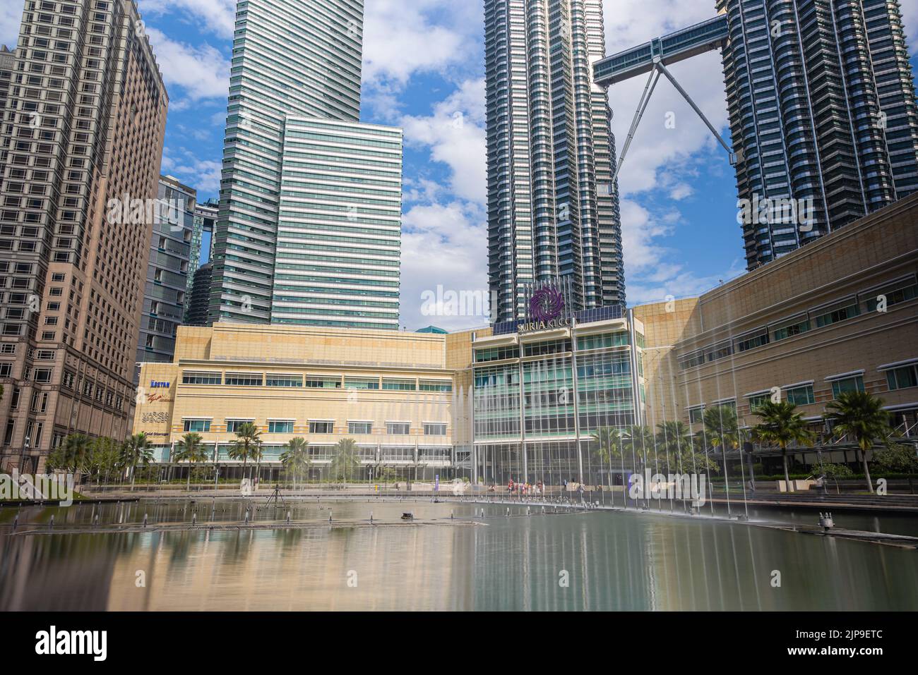 Kuala Lumpur, Malaisie - 13 août 2022: Le parc KLCC avec le spectacle de la fontaine en face des tours Petronas. Exposition longue avec de l'eau soyeuse j Banque D'Images