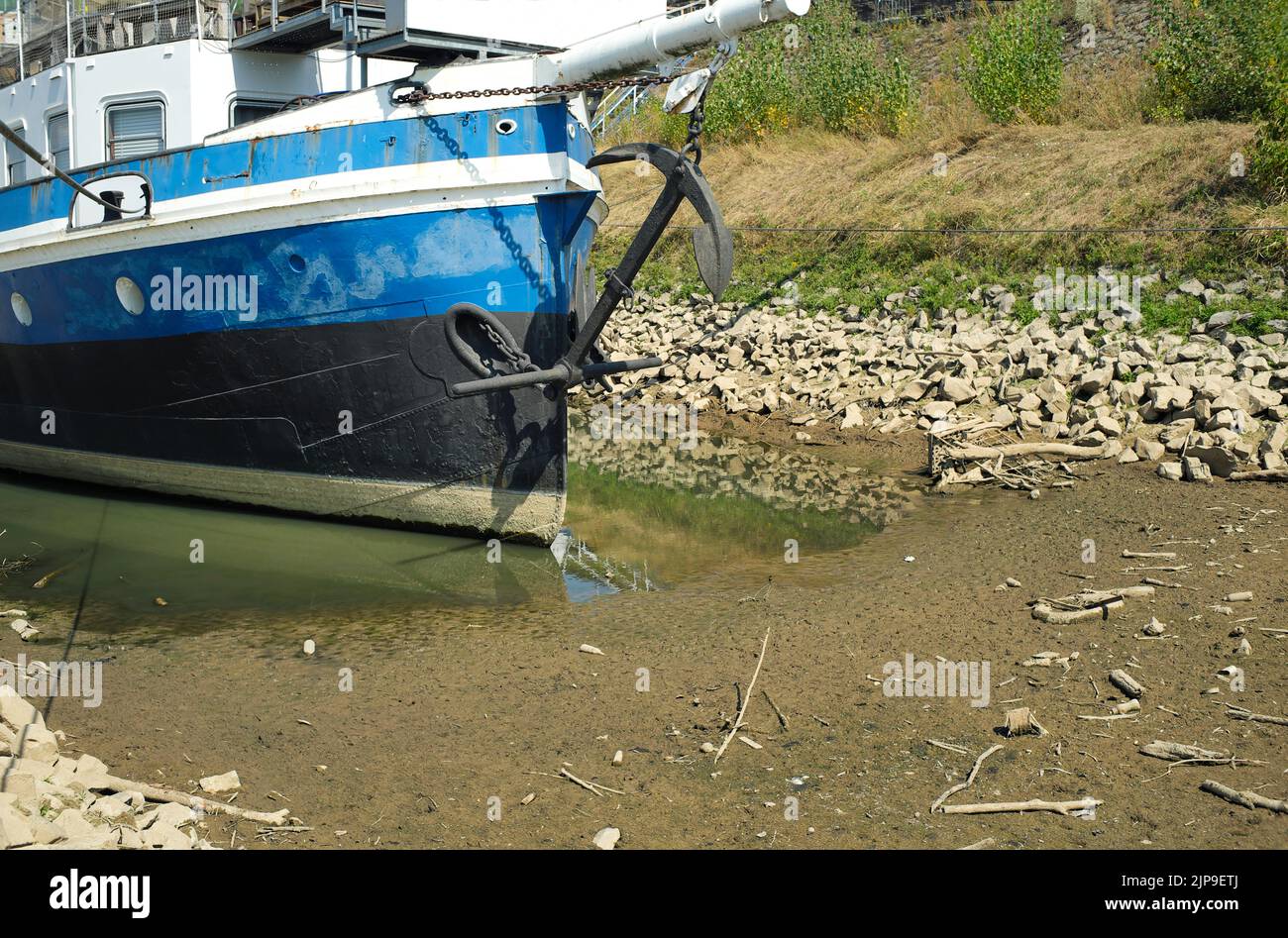 Navire au sol dans un bassin en raison du faible niveau d'eau du rhin en allemagne. Pénurie d'eau, sécheresse, changement climatique et concept de réchauffement de la planète. Banque D'Images