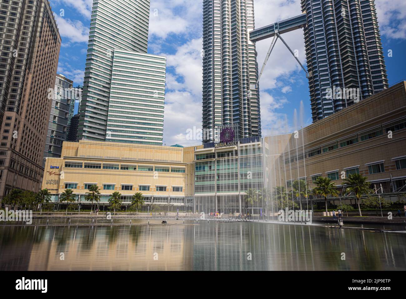 Kuala Lumpur, Malaisie - 13 août 2022: Le parc KLCC avec le spectacle de la fontaine en face des tours Petronas. Exposition longue avec de l'eau soyeuse j Banque D'Images