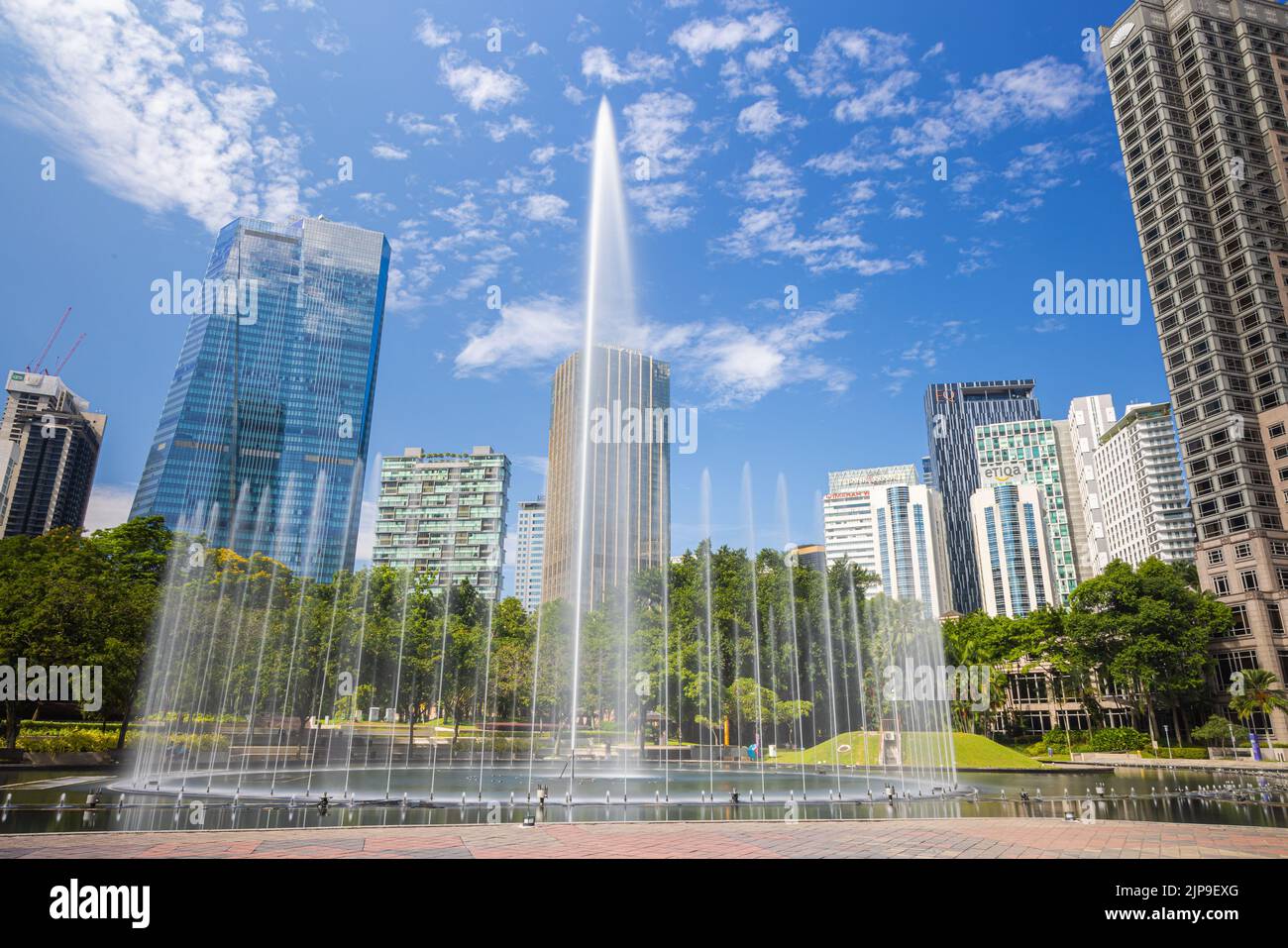 Kuala Lumpur, Malaisie - 13 août 2022: Le parc KLCC avec le spectacle de la fontaine en face des tours Petronas. Exposition longue avec de l'eau soyeuse j Banque D'Images
