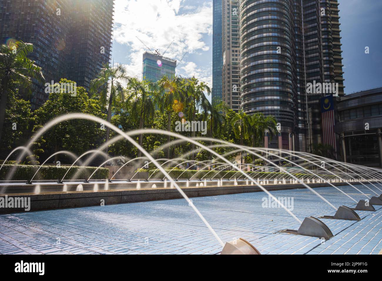 Kuala Lumpur, Malaisie - 13 août 2022: Le parc KLCC avec le spectacle de la fontaine en face des tours Petronas. Exposition longue avec de l'eau soyeuse j Banque D'Images