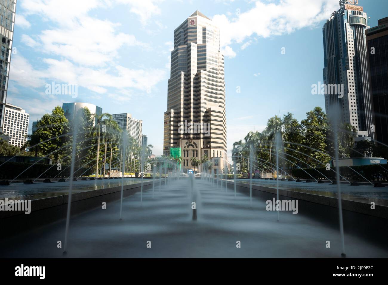 Kuala Lumpur, Malaisie - 13 août 2022 : la fontaine en face des tours jumelles KL. Image de longue exposition en vue de la Banque publique Berhad B. Banque D'Images