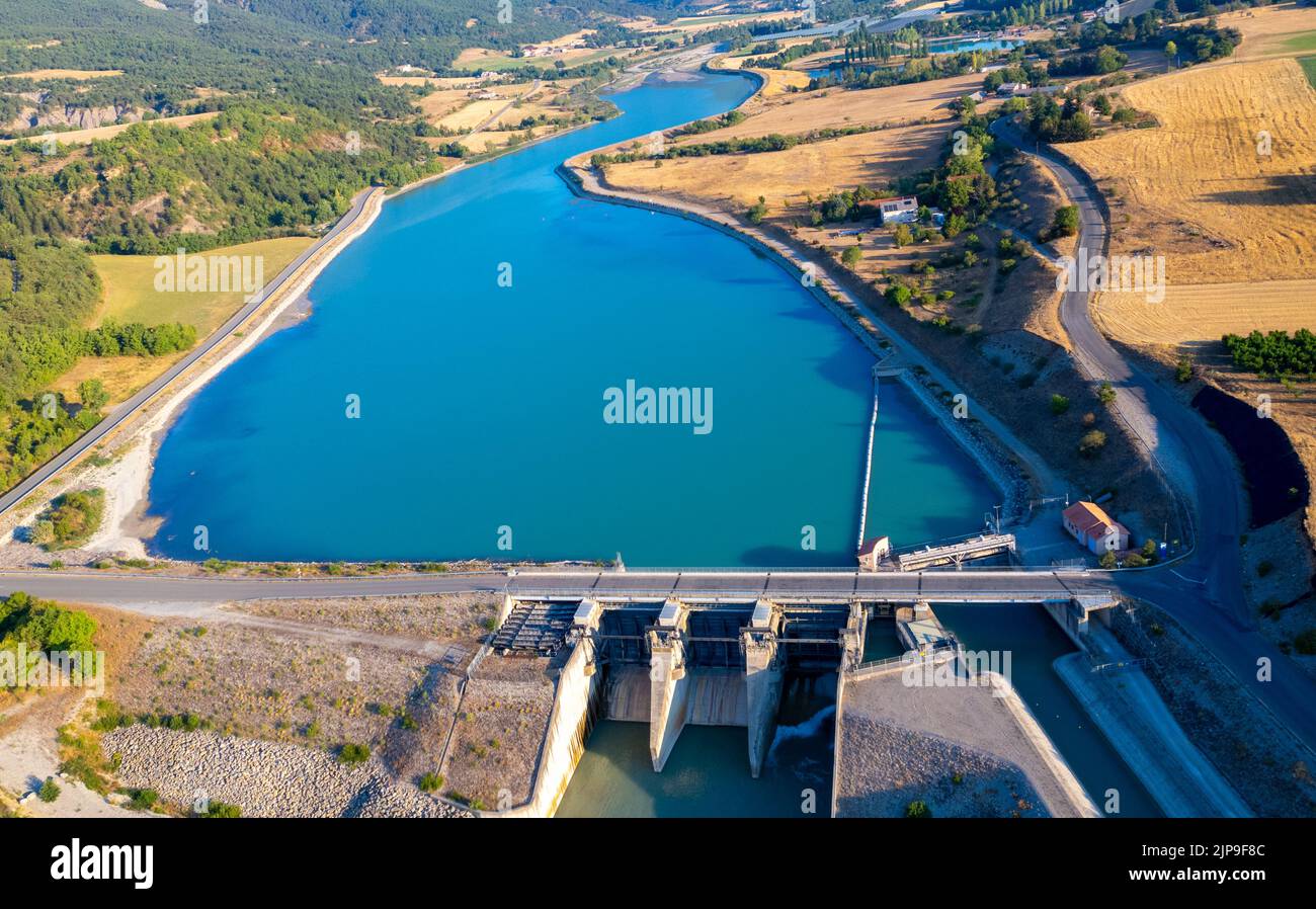 Vue aérienne du barrage hydraulique de Saint-Sauveur et de son réservoir d'eau, situé sur le fleuve Buëch, dans le département des Hautes-Alpes, France Banque D'Images