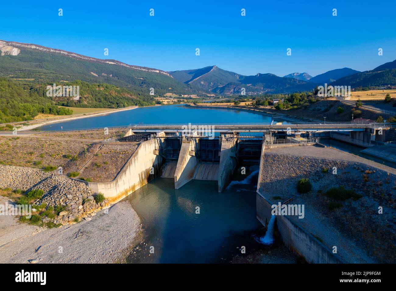 Vue aérienne du barrage hydraulique de Saint-Sauveur et de son réservoir d'eau, situé sur le fleuve Buëch, dans le département des Hautes-Alpes, France Banque D'Images