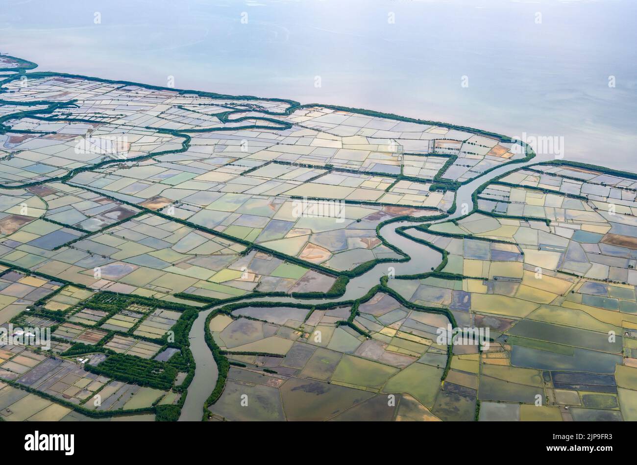 Vue aérienne de l'aquaculture le long de la côte de Sulawesi, Indonésie. Banque D'Images