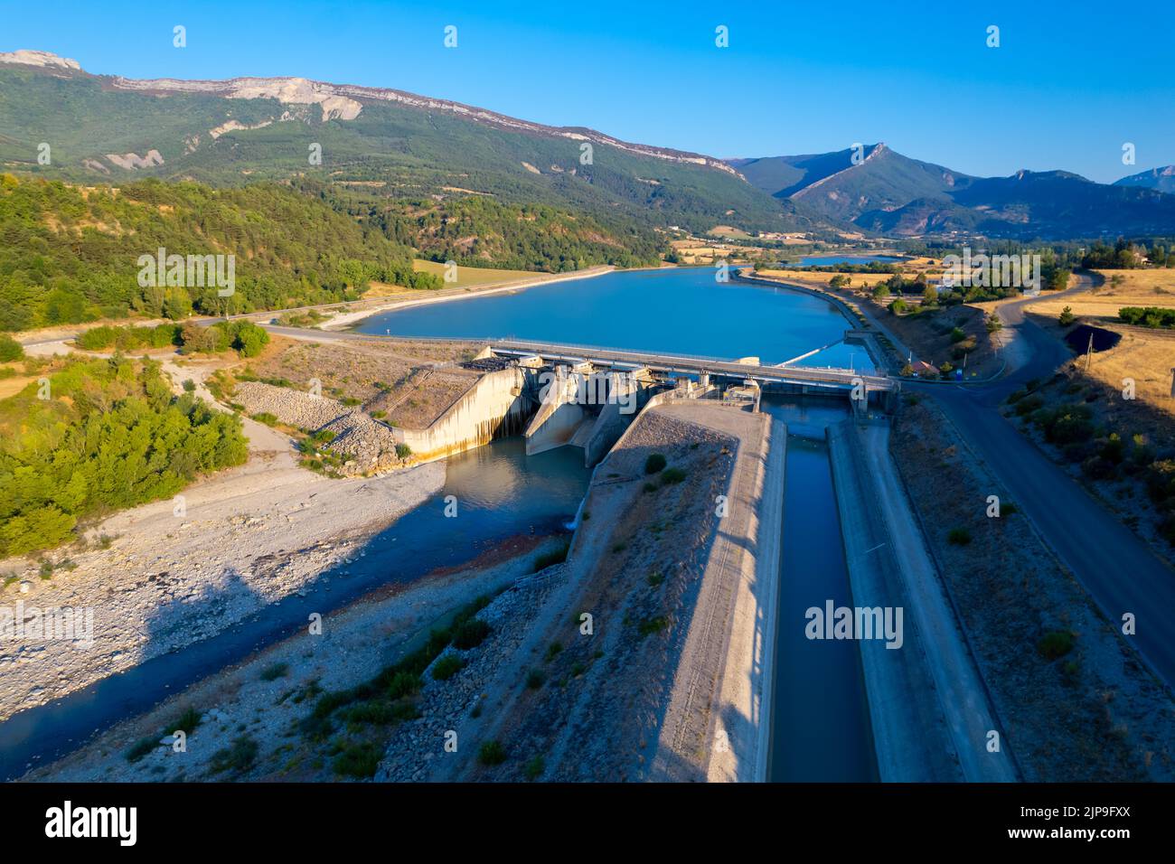 Vue aérienne du barrage hydraulique de Saint-Sauveur et de son réservoir d'eau, situé sur le fleuve Buëch, dans le département des Hautes-Alpes, France Banque D'Images