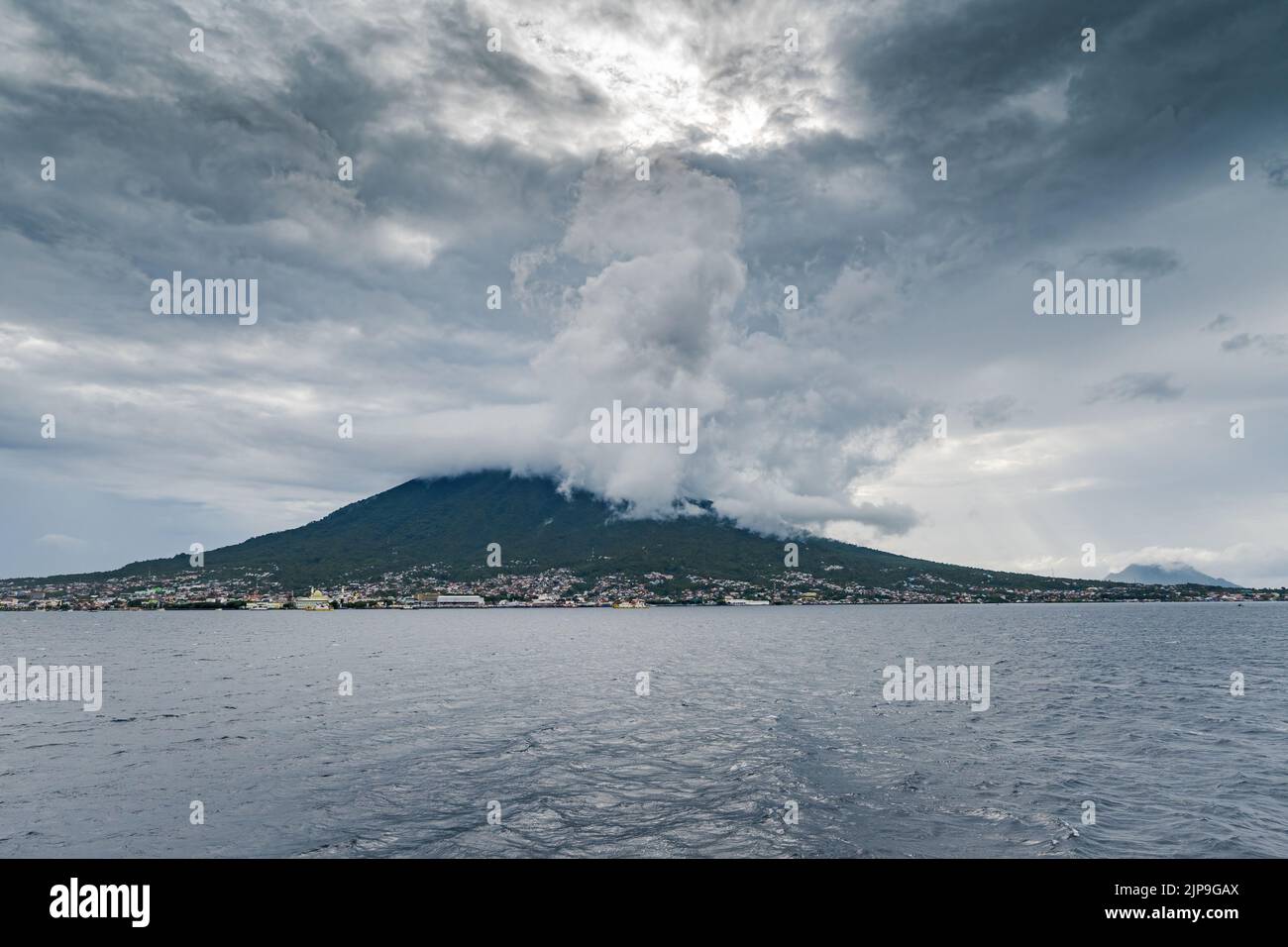 Kota Ternate est situé sur la pente d'un volcan actif. Île Ternate, Indonésie. Banque D'Images