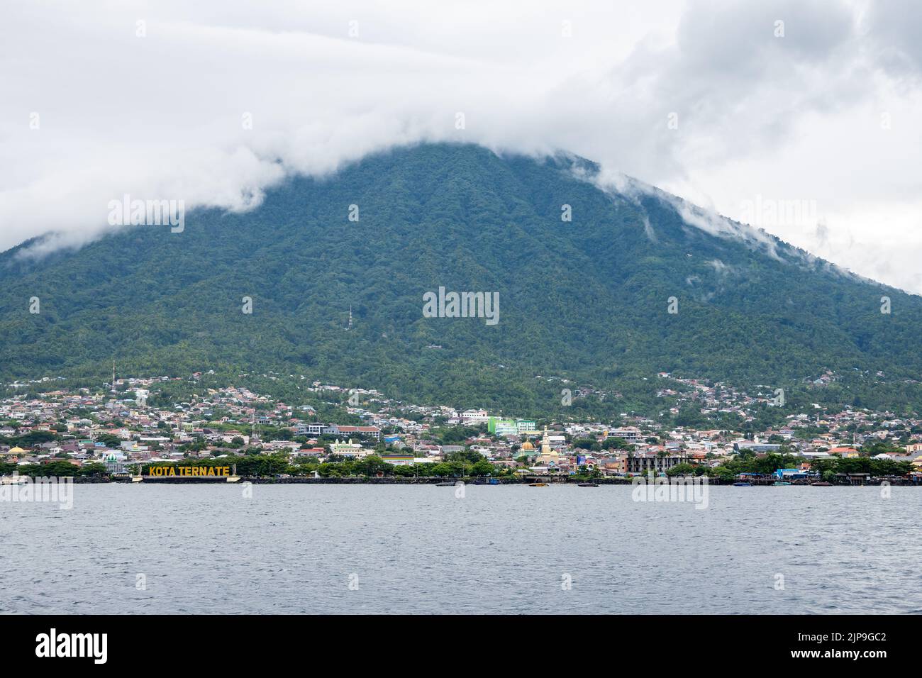 Kota Ternate est situé sur la pente d'un volcan actif. Île Ternate, Indonésie. Banque D'Images