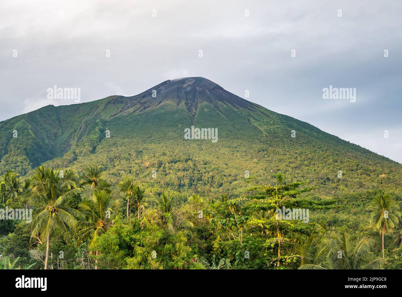 Le mont Gamalama est un volcan actif. Île Ternate, Indonésie. Banque D'Images