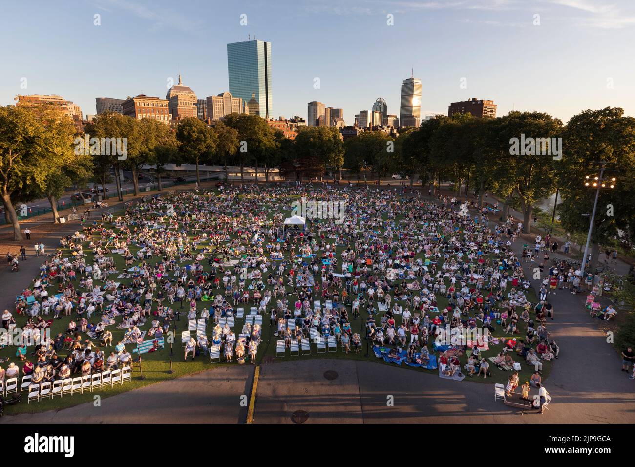 Des personnes à l'extérieur sur l'Esplanade pour un concert d'été par le Boston Landmarks Orchestra Banque D'Images