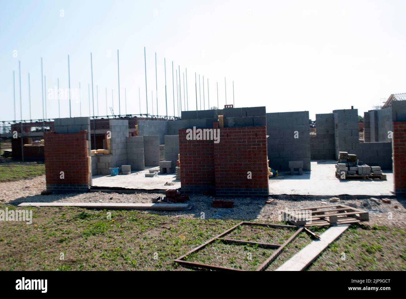 Maison partiellement construite entourée d'échafaudages sur le chantier Banque D'Images