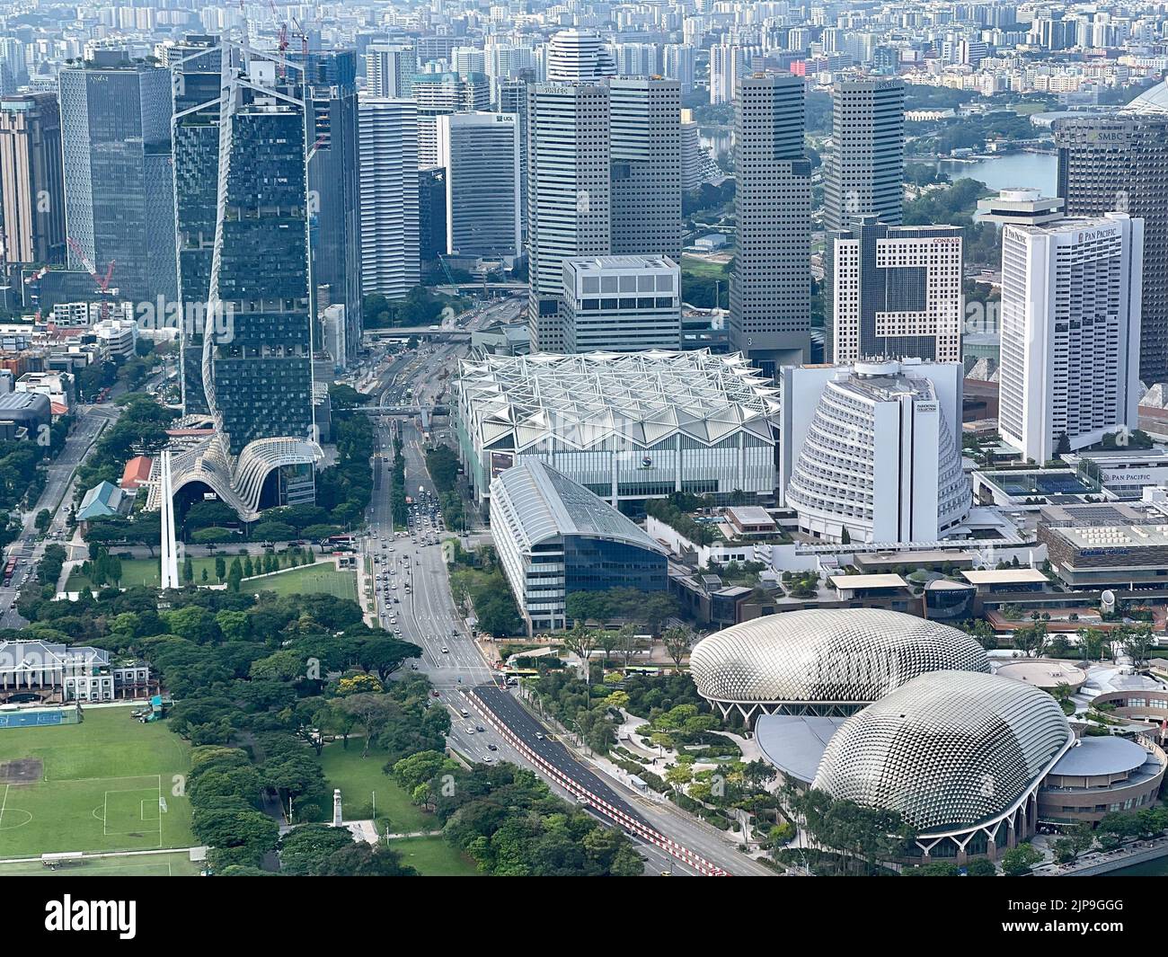 Vue aérienne sur l'Esplanade, la ville de Suntec et la tour South Beach à Singapour Banque D'Images