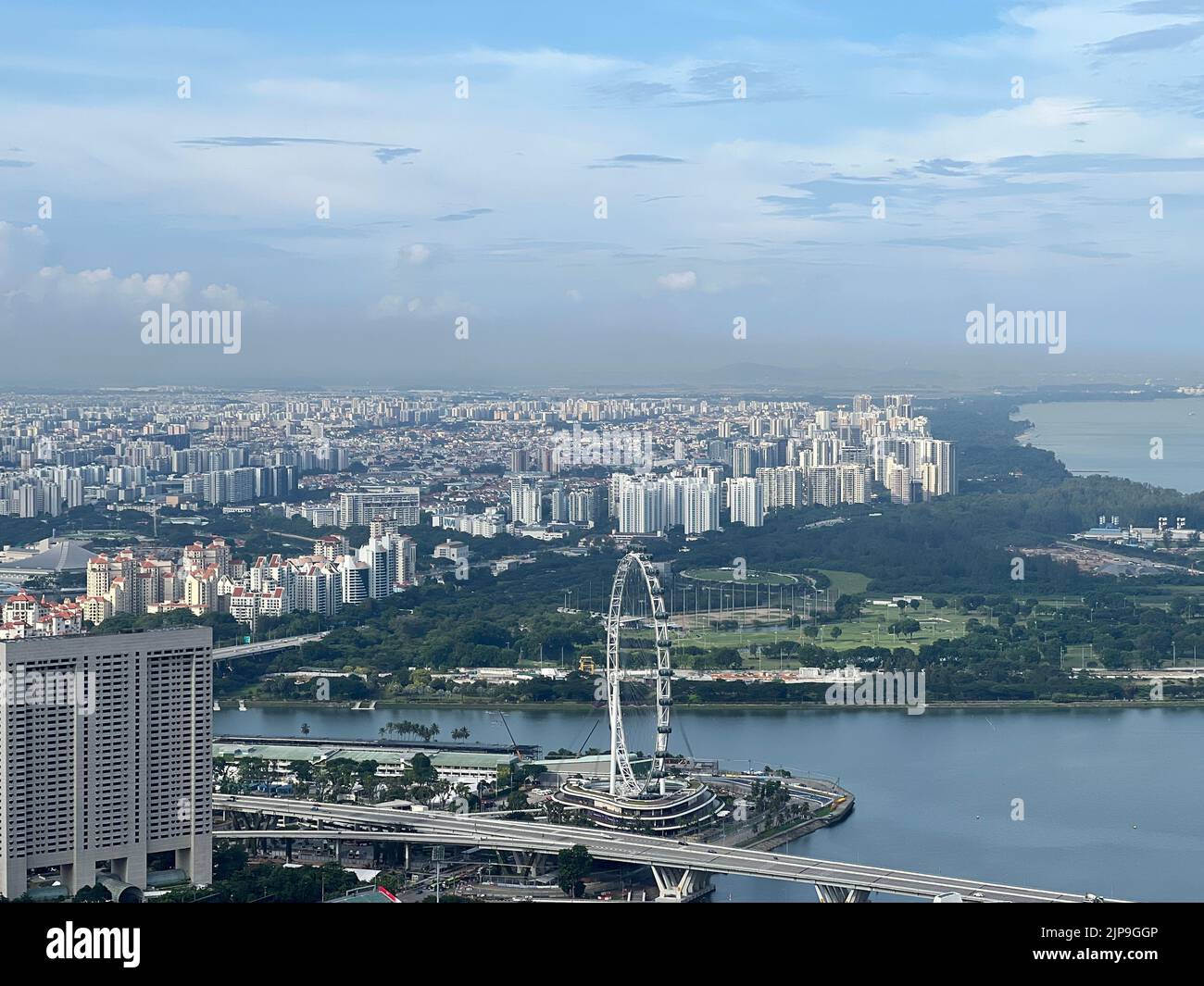 Vue aérienne du Singapore Flyer, avec le parcours de golf Marina South à Singapour Banque D'Images