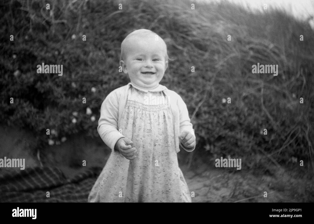 1950, historique, jeune fille à la plage, grin sans rire, Angleterre, Royaume-Uni. Banque D'Images