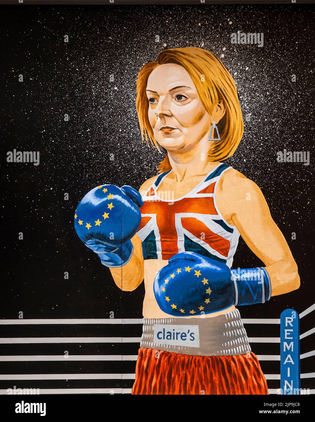 Une image de Liz Truss, dans le cadre d'une fresque sur Hill Street à Belfast par Ciaran Gallagher Art, commandée par le propriétaire du bar local Willie Jack, montrant les candidats conservateurs du parti, Rishi Sunak et Truss comme deux boxeurs sur le point de se battre pour devenir le premier ministre britannique. Date de la photo: Mardi 16 août 2022. Banque D'Images