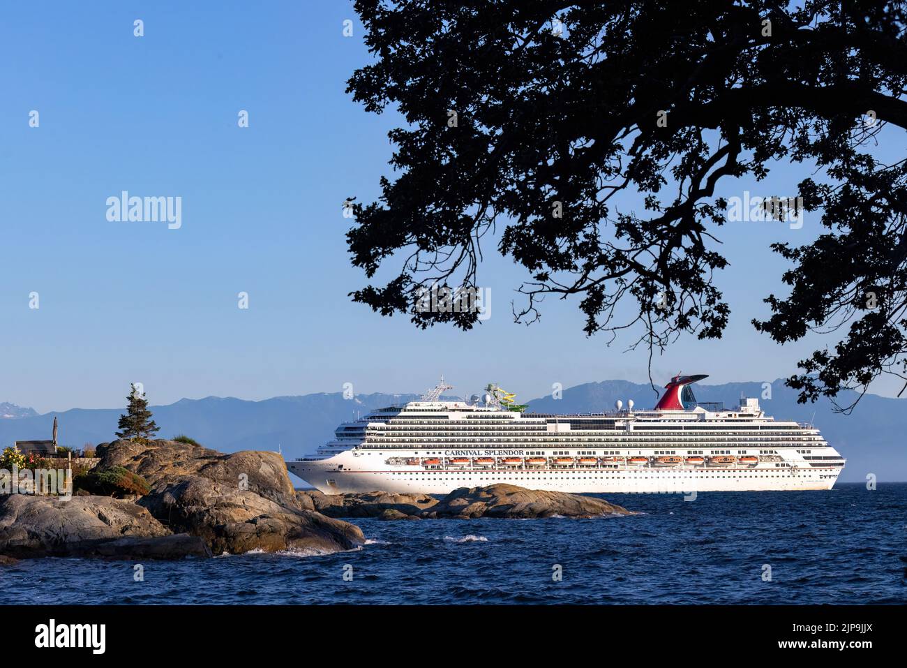 Navire de croisière Carnival Splendor se dirigeant vers le port de Victoria, île de Vancouver, Colombie-Britannique, Canada Banque D'Images