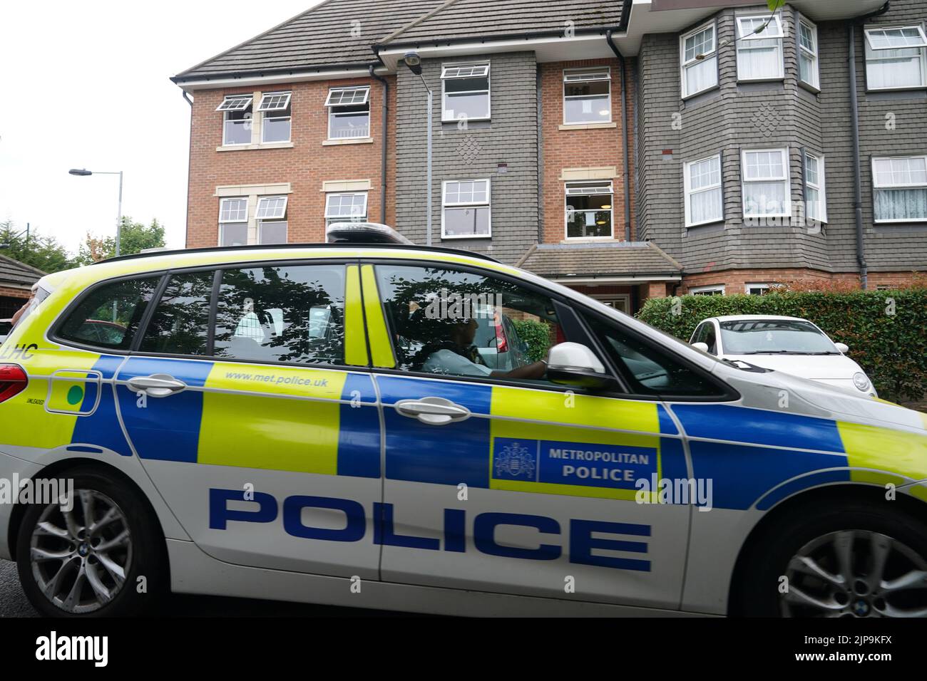 Une voiture de police devant la scène au Cléariat court à Boddington Gardens, Ealing, dans l'ouest de Londres, où une femme de 58 ans a été poignardée à mort lundi. Une femme de 21 ans, qui a été hospitalisée pour une blessure non mortelle avant d'être transférée à la garde à vue, a été arrêtée pour suspicion de meurtre. Date de la photo: Mardi 16 août 2022. Banque D'Images