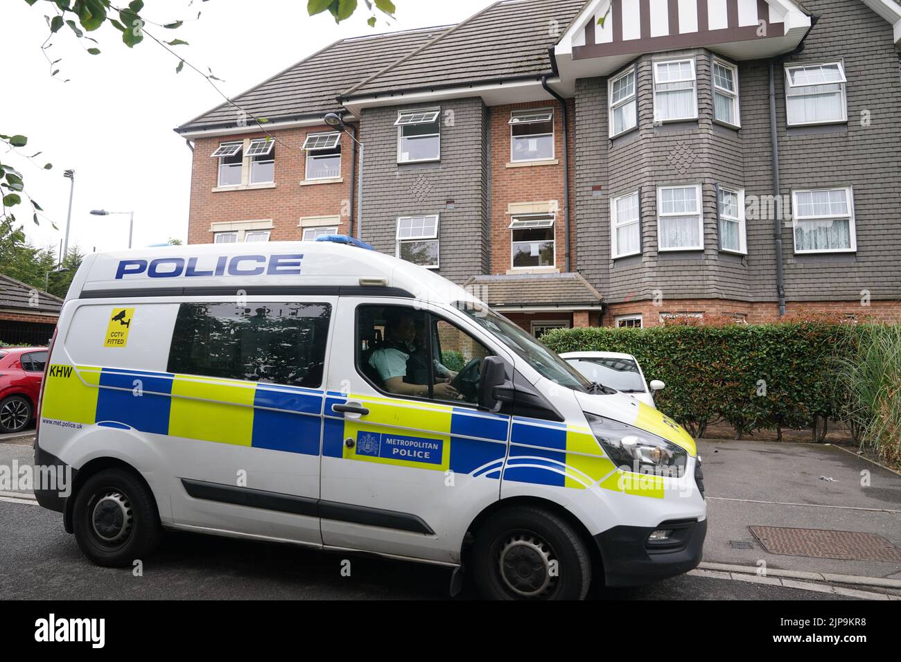 Une camionnette de police garée devant la scène au Cléariat court, à Boddington Gardens, Ealing, dans l'ouest de Londres, où une femme de 58 ans a été poignardée à mort lundi. Une femme de 21 ans, qui a été hospitalisée pour une blessure non mortelle avant d'être transférée à la garde à vue, a été arrêtée pour suspicion de meurtre. Date de la photo: Mardi 16 août 2022. Banque D'Images