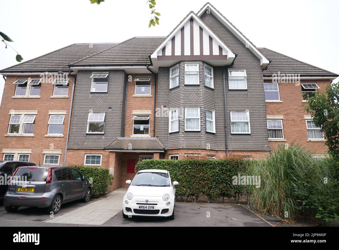 La scène au Cléariat court à Boddington Gardens, Ealing, dans l'ouest de Londres, où une femme de 58 ans a été poignardée à mort lundi. Une femme de 21 ans, qui a été hospitalisée pour une blessure non mortelle avant d'être transférée à la garde à vue, a été arrêtée pour suspicion de meurtre. Date de la photo: Mardi 16 août 2022. Banque D'Images