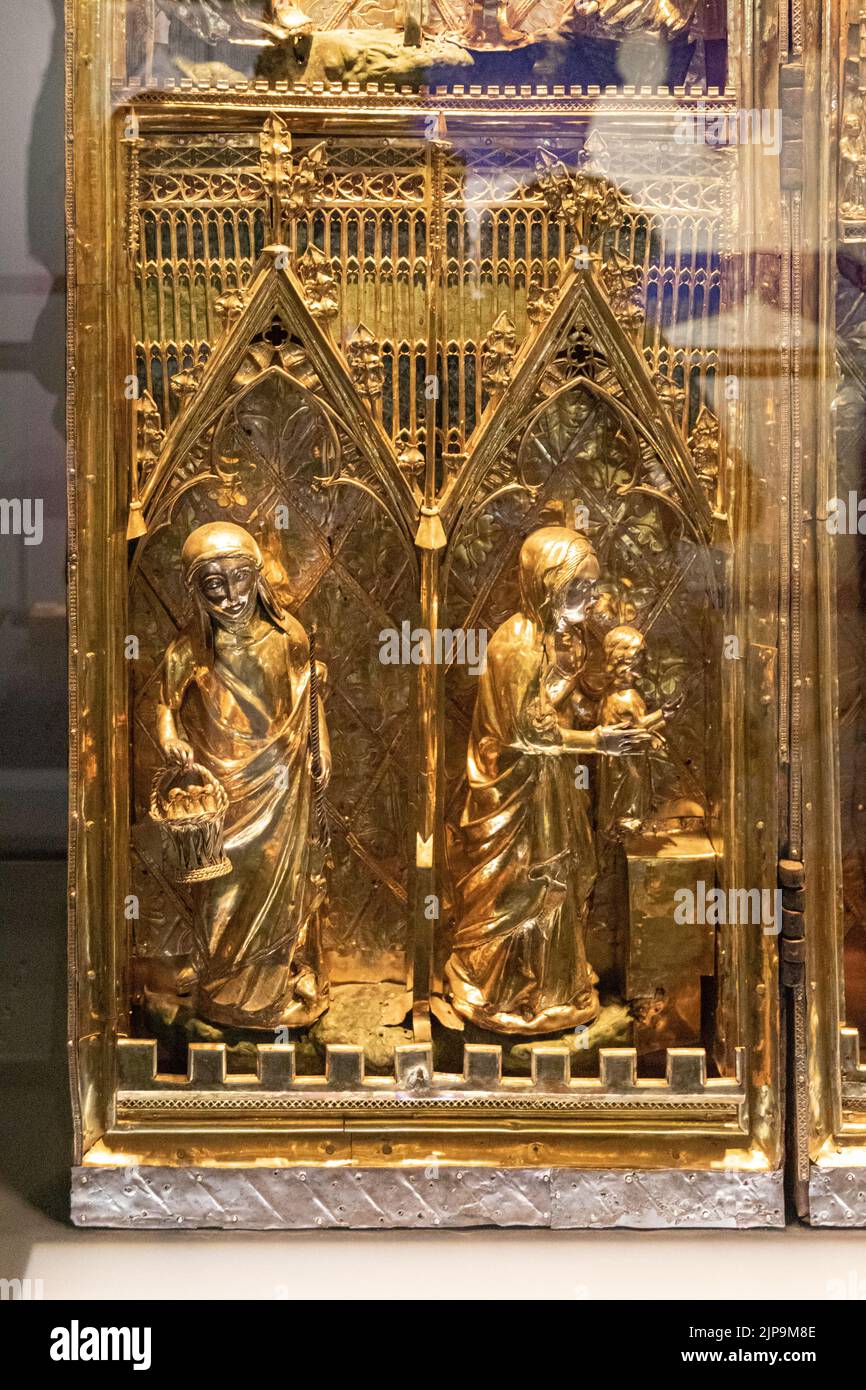 Guimaraes, Portugal. Le Triptych de la Nativité, un retable portable en bois doré argenté et ornementation en émail. Présentation dans le Temple Banque D'Images