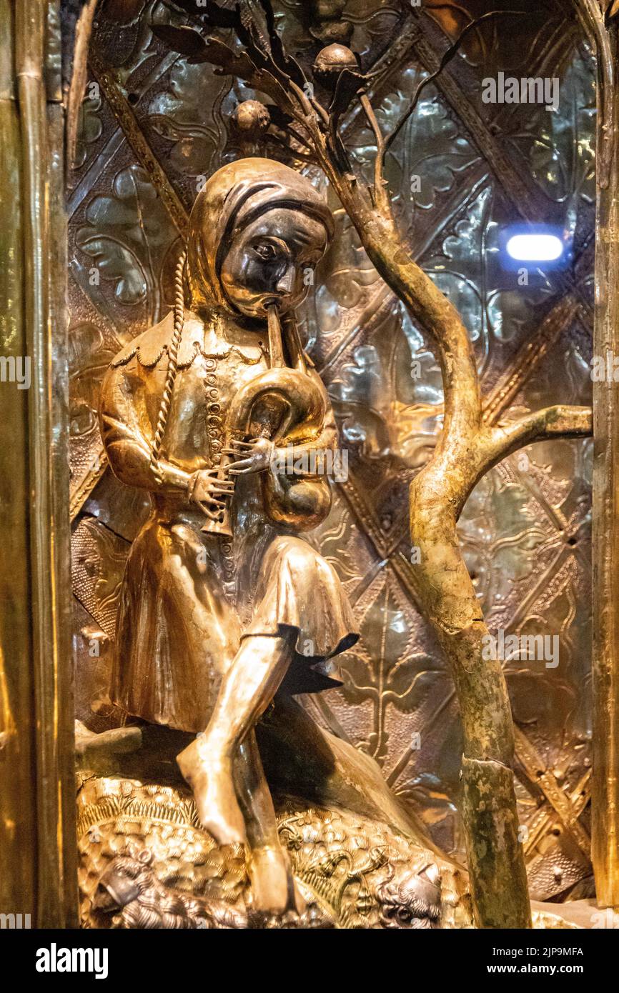 Guimaraes, Portugal. Le Triptych de la Nativité, un retable portable fait de bois doré argenté et d'ornements en émail. Annonciation aux bergers Banque D'Images