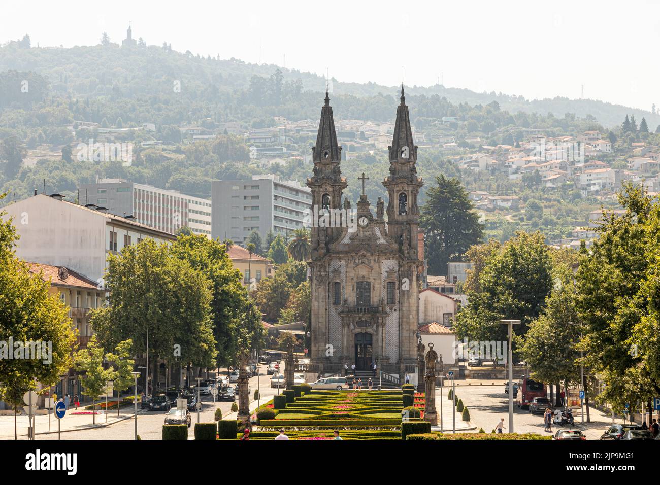 Guimaraes, Portugal. L'Igreja de Sao Gualter (église St Walter) et l'avenue Largo Republica do Brasil Banque D'Images