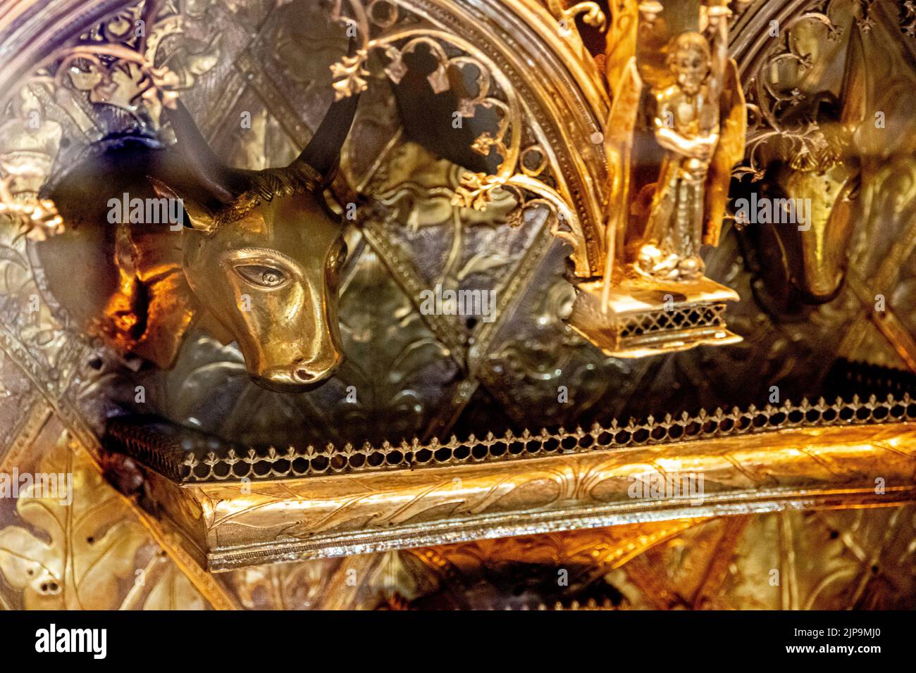 Guimaraes, Portugal. Le Triptych de la Nativité, un retable portable en bois doré argenté et ornementation en émail. Bœuf, ange et mule Banque D'Images