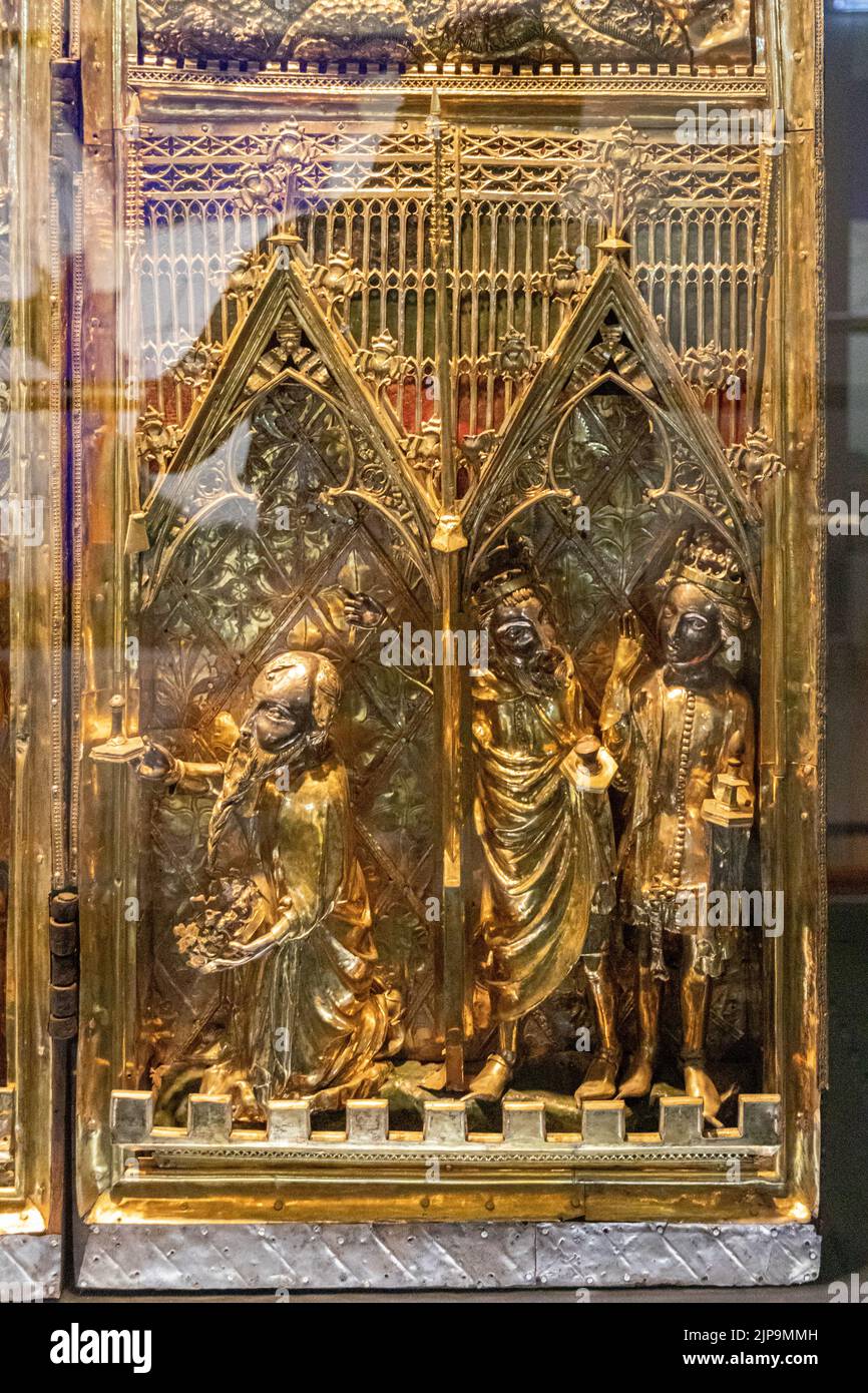 Guimaraes, Portugal. Le Triptych de la Nativité, un retable portable en bois doré argenté et ornementation en émail Banque D'Images