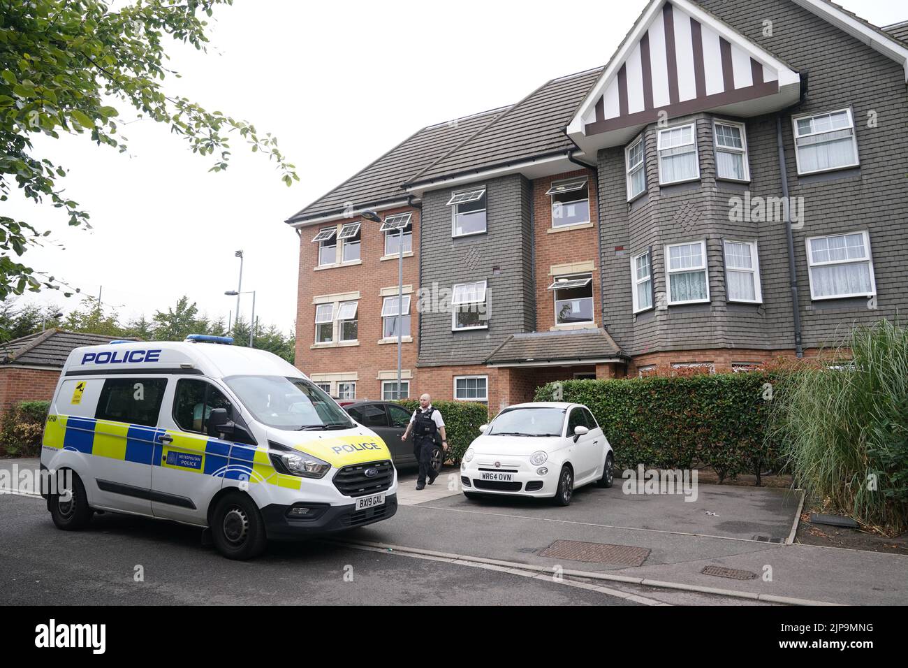 Un policier quitte la scène au Cléariat court à Boddington Gardens, Ealing, dans l'ouest de Londres, où une femme de 58 ans a été poignardée à mort lundi. Une femme de 21 ans, qui a été hospitalisée pour une blessure non mortelle avant d'être transférée à la garde à vue, a été arrêtée pour suspicion de meurtre. Date de la photo: Mardi 16 août 2022. Banque D'Images