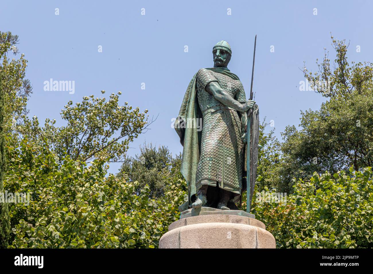 Guimaraes, Portugal. Monument à D. Afonso Henriques, premier roi du Portugal, avec bouclier et épée Banque D'Images