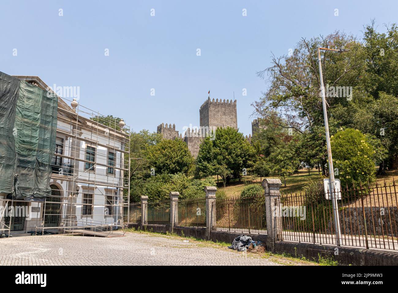 Guimaraes, Portugal. Le Castelo de Guimaraes (Château de Guimaraes), château médiéval de 10th ans Banque D'Images