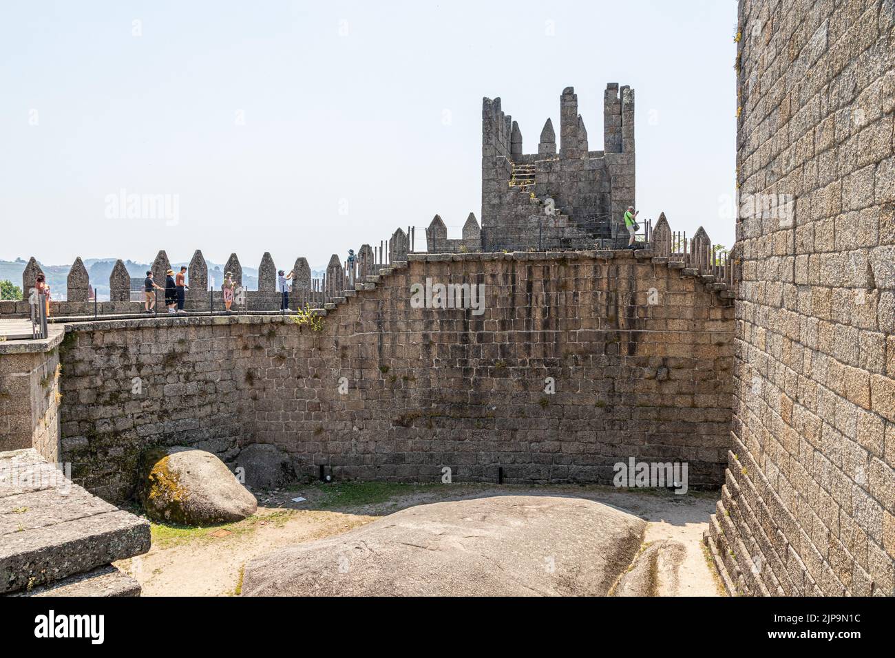 Guimaraes, Portugal. Le Castelo de Guimaraes (Château de Guimaraes), château médiéval de 10th ans Banque D'Images
