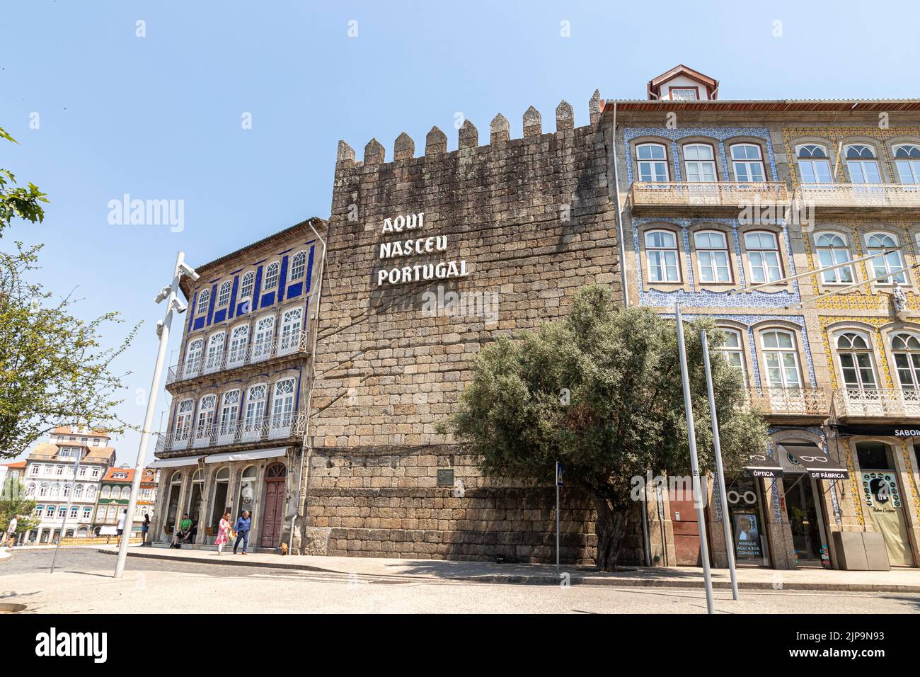 Guimaraes, Portugal. Le célèbre signe d'Aqui Nasceuu Portugal (le Portugal est né ici) dans l'un des murs de la ville Banque D'Images