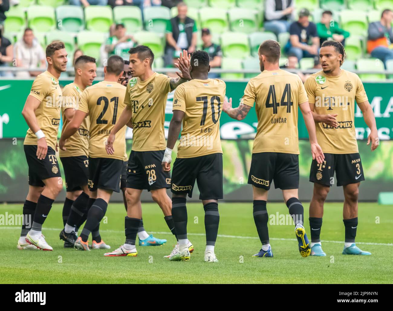 Budapest, Hongrie – 4 mai 2022. Les joueurs de Ferencvaros fêtant le premier but en Hongrie OTP Bank Liga Gamemeek 31 font le match Ferencvaros vs Zalaegerszegi Banque D'Images