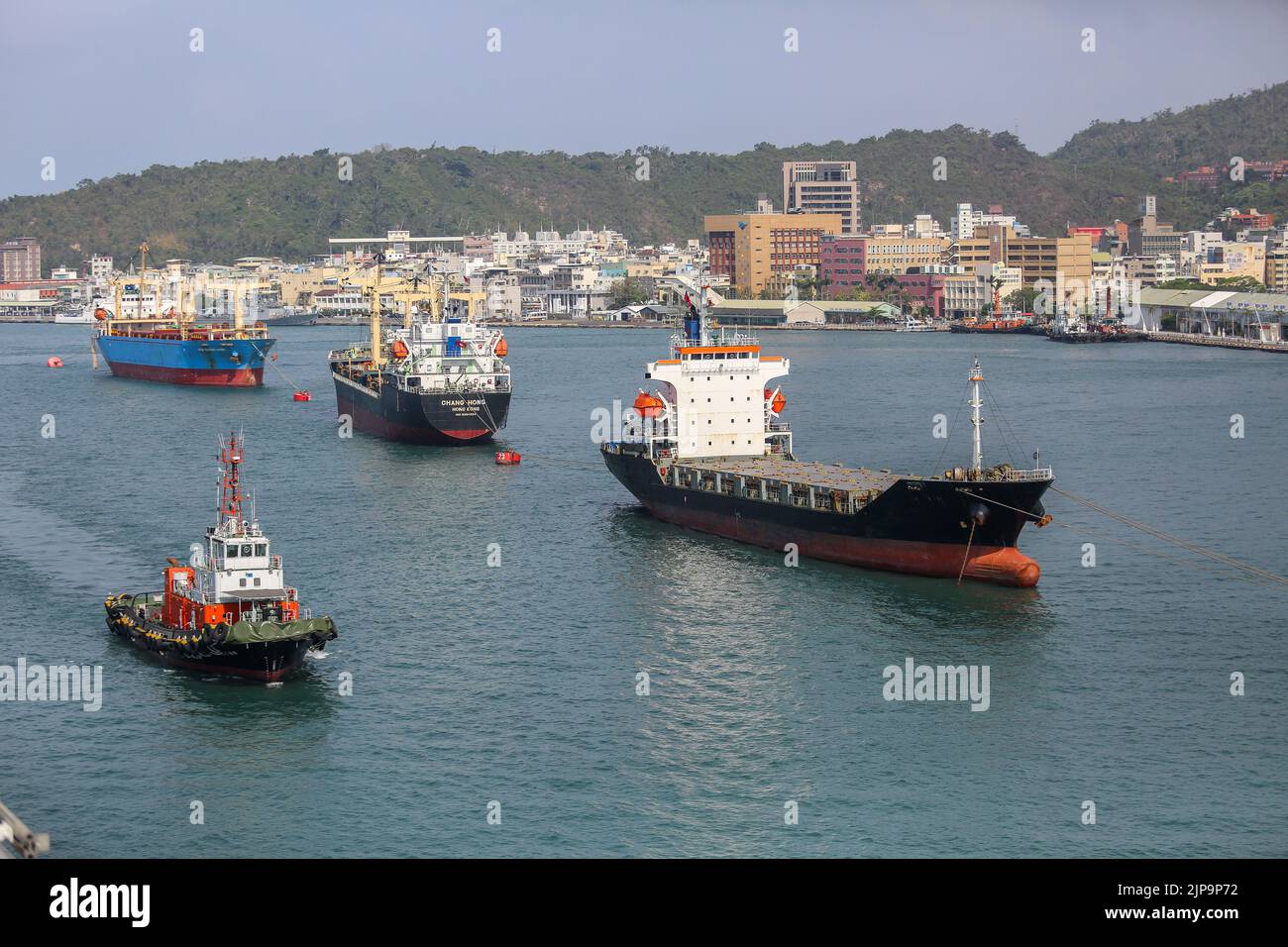 Port de Kaohsiung (高雄港), le plus grand port de Taïwan, avec des cargaisons, des navires de la marine militaire, des quais et des remorqueurs Banque D'Images