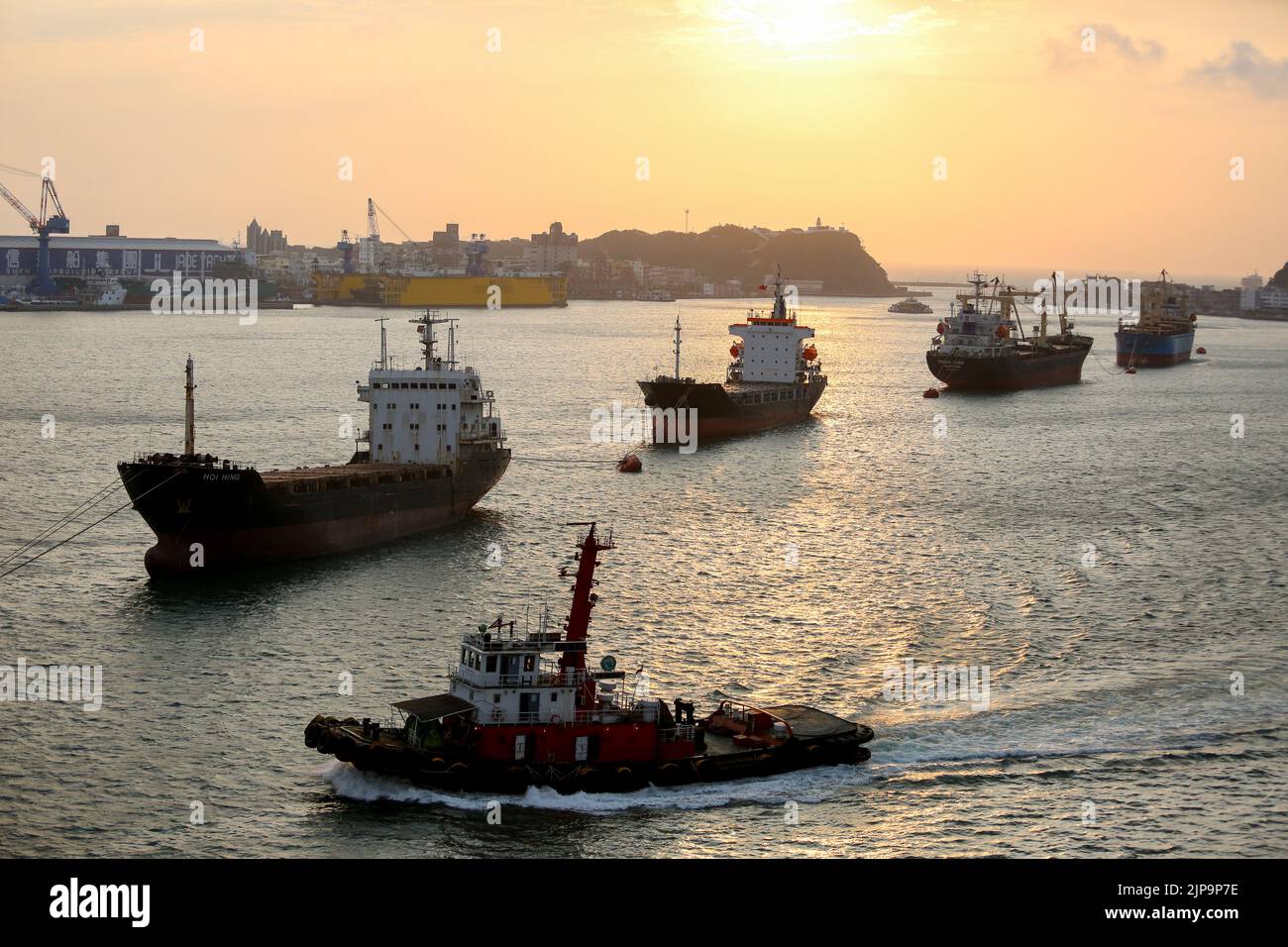 Port de Kaohsiung (高雄港), le plus grand port de Taïwan, avec des cargaisons, des navires de la marine militaire, des quais et des remorqueurs Banque D'Images