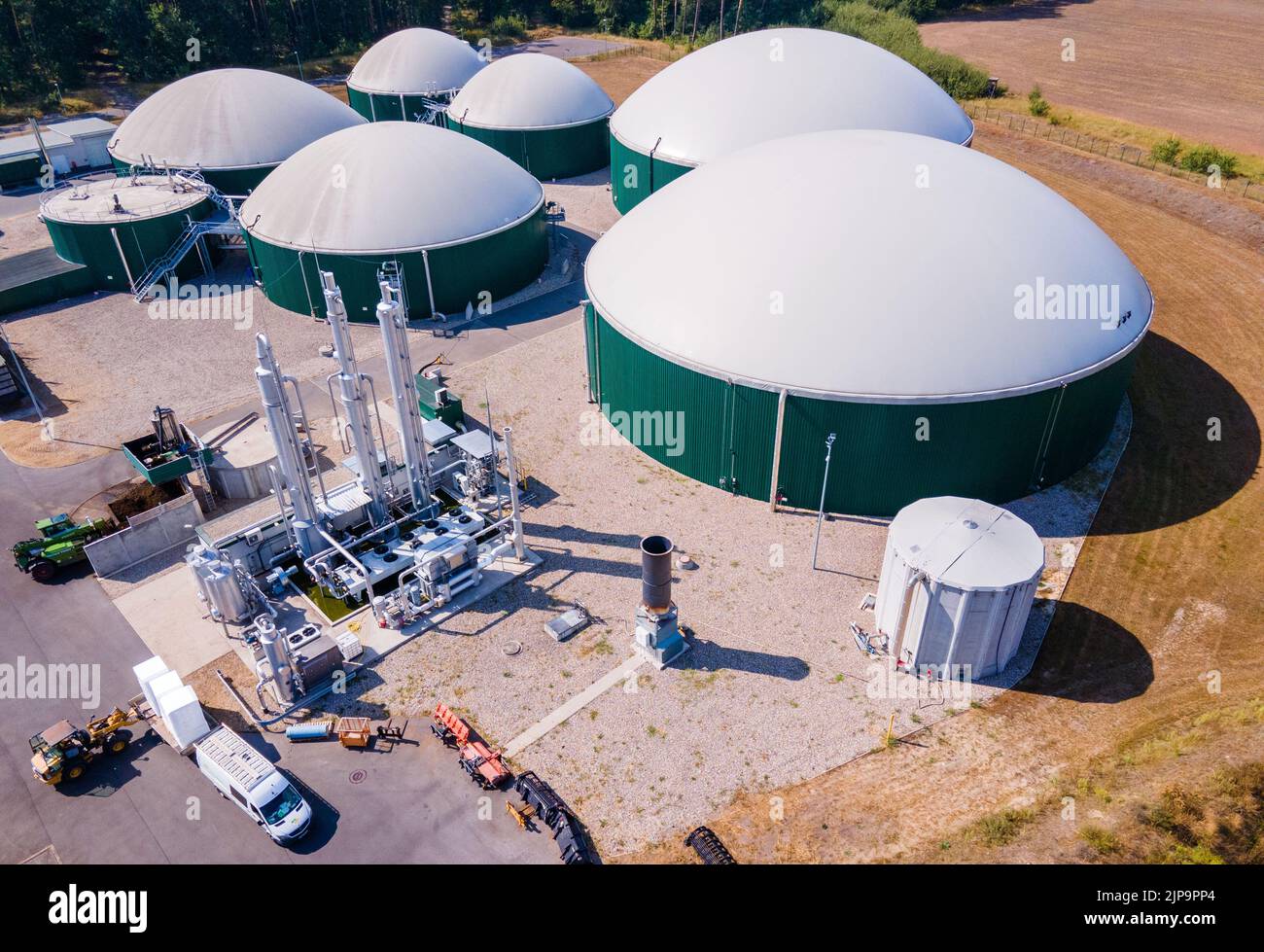 Torgelow, Allemagne. 16th août 2022. L'usine de biogaz de Torgelow avec un total de six grands réservoirs. (Photographie aérienne prise avec un drone). L'usine fournira 15 000 habitants de la ville de Torgelow. L'usine de la société Mele Biogas, qui était auparavant composée de six réservoirs de stockage, sera élargie pour doubler sa capacité d'ici l'automne 2023. Selon l'Association d'État de Mecklembourg-Poméranie occidentale pour l'énergie renouvelable, un volume d'énergie de plus de 100 millions de kilowattheures par an sera produit ici et alimenté également dans le réseau de gaz naturel. Credit: Jens Büttner/dpa/Alay Live News Banque D'Images