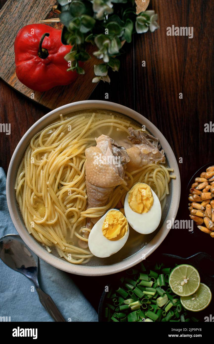 soupe de nouilles, bouillon, pilon de poulet, ramen, soupes de nouilles, bouillons, pilons de poulet Banque D'Images