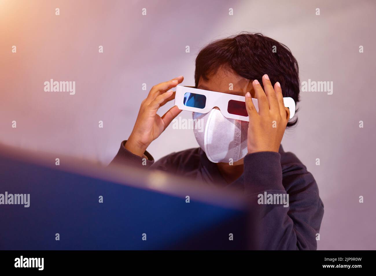Asian boy utilise 3D verres pour regarder 3D films qui supportent 3D verres Banque D'Images