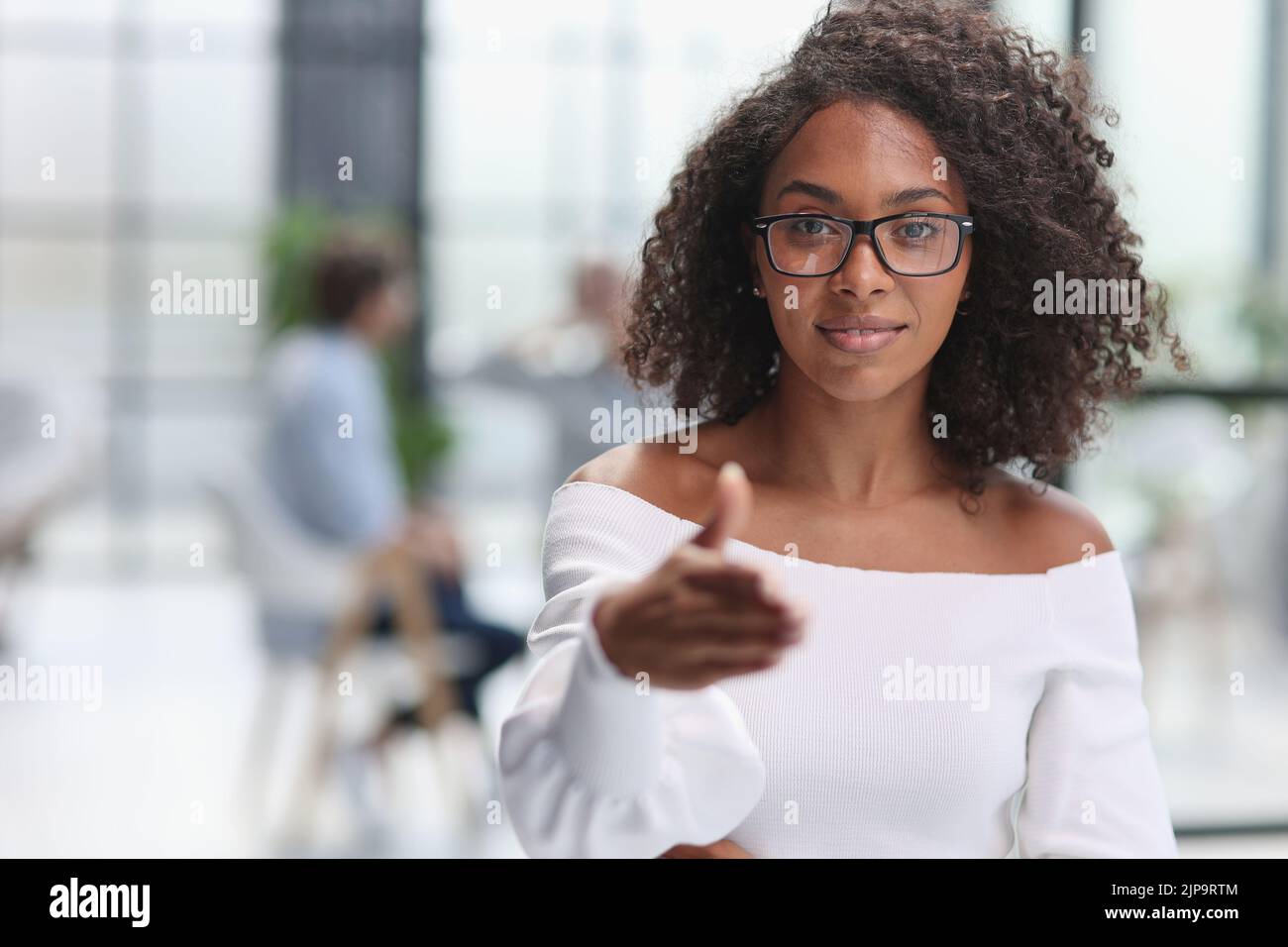 une jeune femme afro-américaine se fait la main dans un bureau moderne Banque D'Images