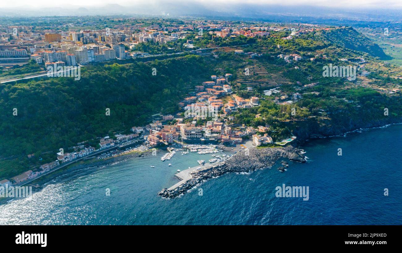 Timpa di Acireale vue aérienne d'en haut sur le village de Santa Maria la Scala avec mer et ciel bleu - Sicile Banque D'Images