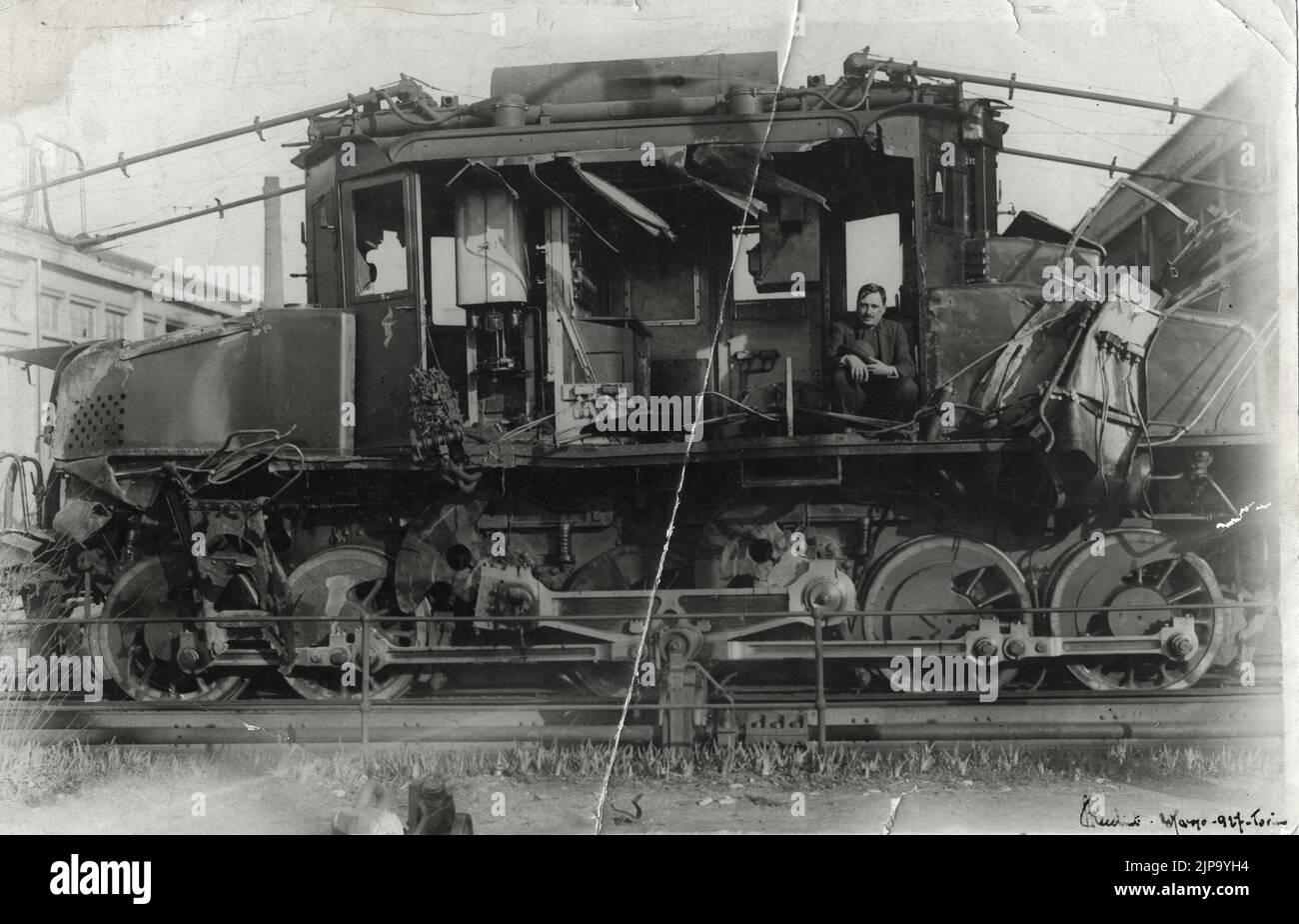 Treni e Tram - Locomotiva E550 (incidentata) elettrica ferroviaria delle Ferrovie dello Stato italiane (anni 20) Banque D'Images