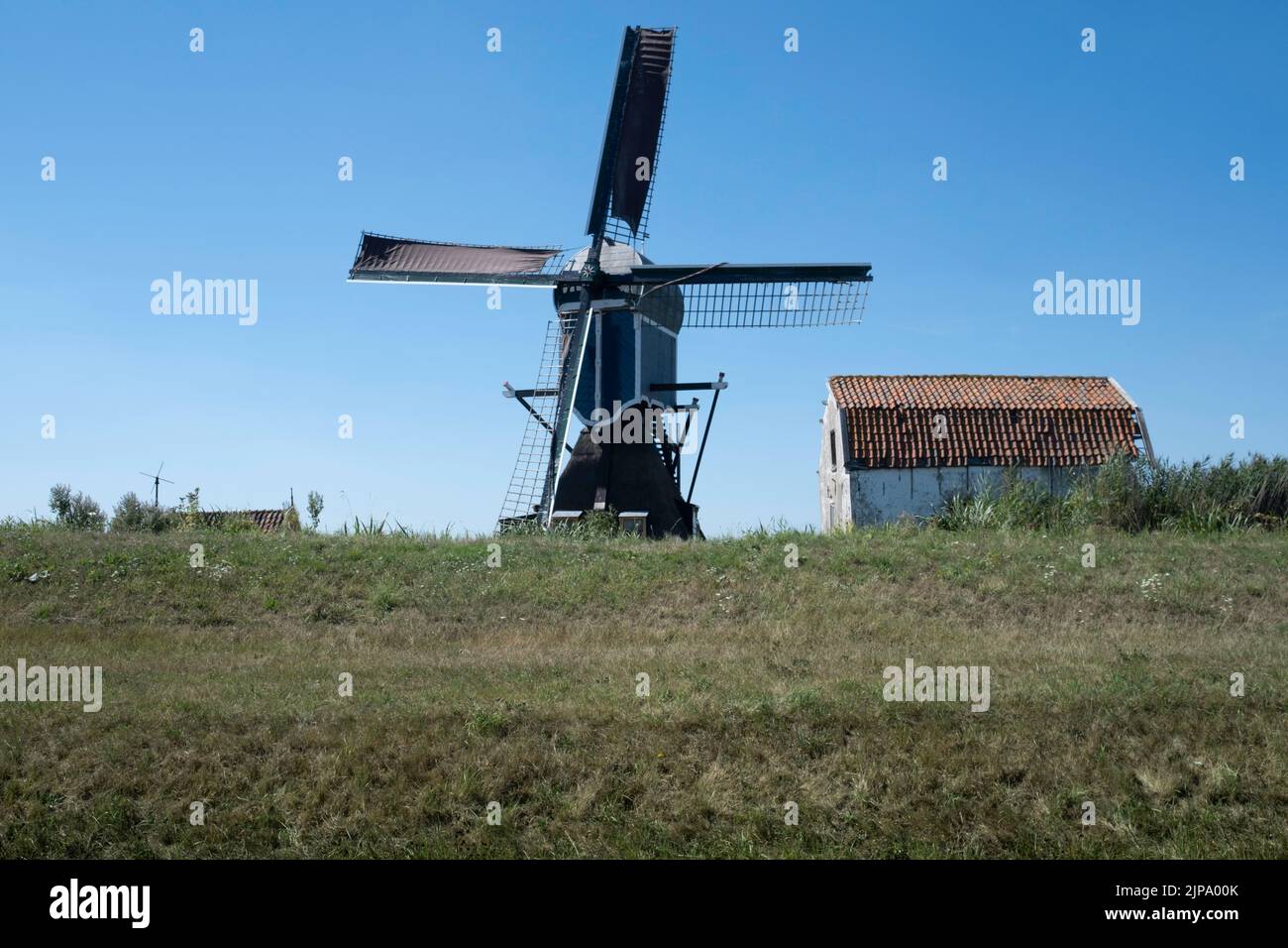 Usine POLDER 'de Blauwe WIP' à Hazerswoude-Dorp, dans le sud de la Hollande, construite en 1636, avec ancienne grange. Soleil et ciel bleu Banque D'Images