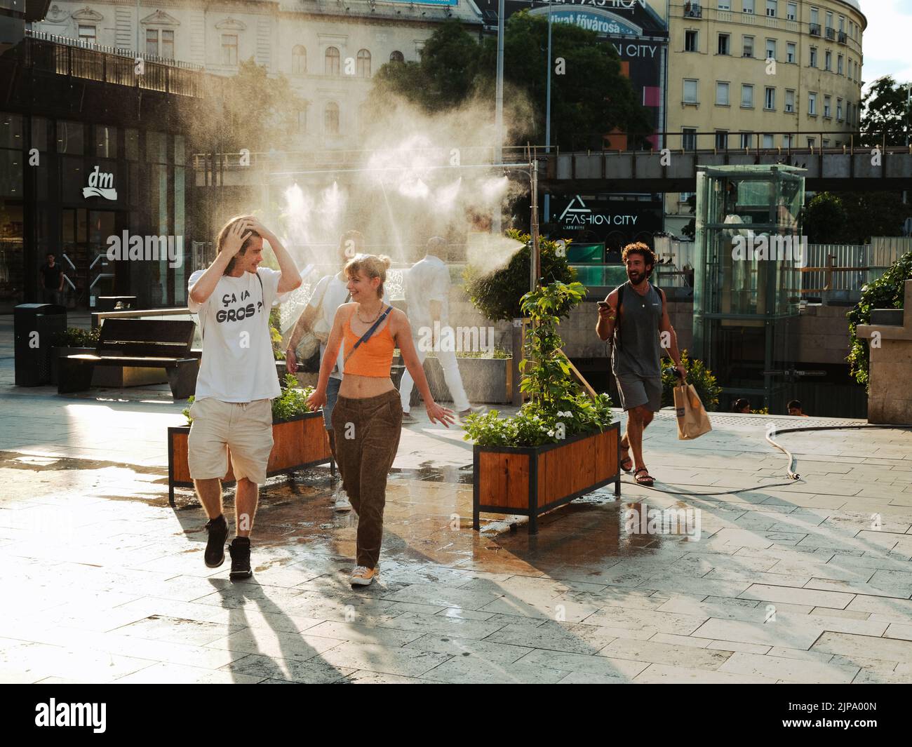 Les gens qui marchent à la vapeur froide pendant l'été le plus chaud Banque D'Images