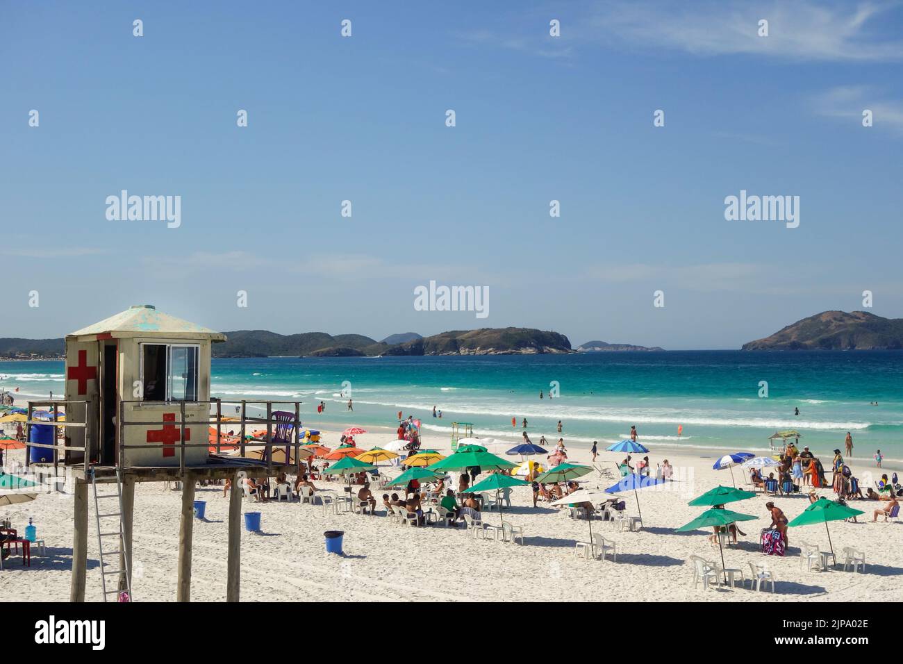 Journée d'été claire à Praia do forte à Cabo Frio, Rio de Janeiro, Brésil. Banque D'Images