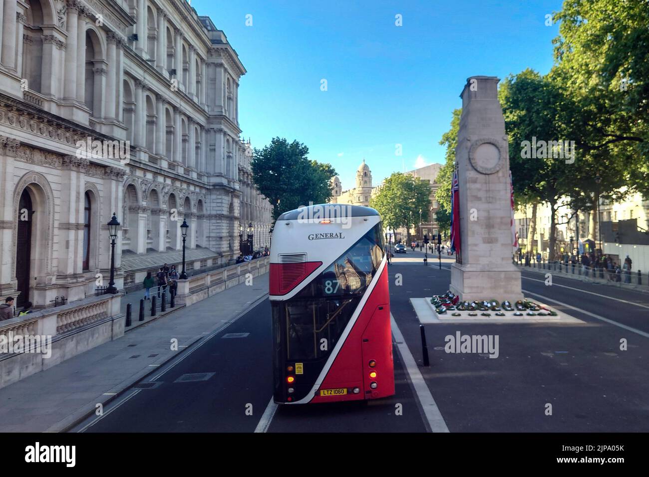 Un bus et Cenotaph à Whitehall, dans le centre de Londres Banque D'Images