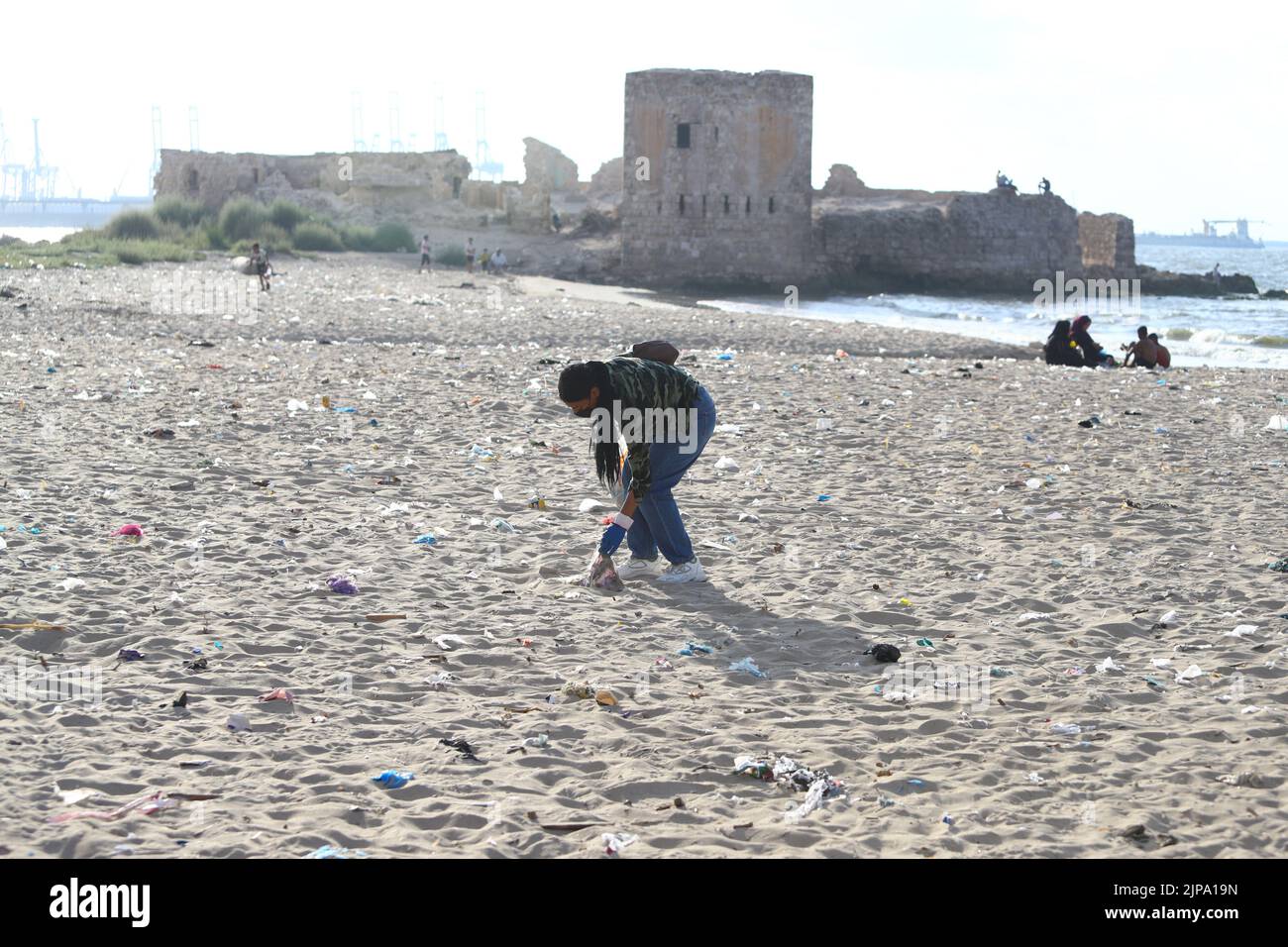 (220816) -- ALEXANDRIE, 16 août 2022 (Xinhua) -- les gens collectent les déchets de la plage à Alexandrie, Égypte, 13 août 2022. Sur les plages de la ville égyptienne d'Alexandrie, un groupe de jeunes égyptiens sont généralement vus tenant des sacs en plastique vert et blanc pour recueillir les déchets de dispersion. Ils participent à une campagne de nettoyage organisée par Banlastic Egypt, un projet environnemental lancé par un groupe de jeunes de la ville méditerranéenne. Le projet vise à sensibiliser le public à la pollution par le plastique et à la façon dont les déchets de plastique à usage unique nuisent à la vie marine s'ils finissent par arriver Banque D'Images