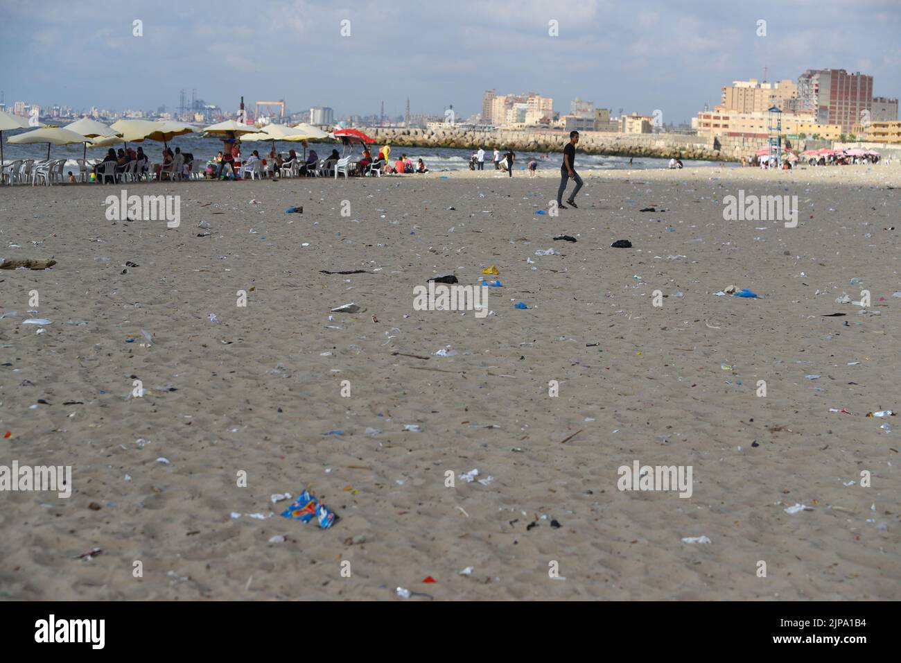 (220816) -- ALEXANDRIE, 16 août 2022 (Xinhua) -- photo prise le 13 août 2022 montre une plage avant la campagne de nettoyage à Alexandrie, en Égypte. Sur les plages de la ville égyptienne d'Alexandrie, un groupe de jeunes égyptiens sont généralement vus tenant des sacs en plastique vert et blanc pour recueillir les déchets de dispersion. Ils participent à une campagne de nettoyage organisée par Banlastic Egypt, un projet environnemental lancé par un groupe de jeunes de la ville méditerranéenne. Le projet vise à sensibiliser le public à la pollution par le plastique et à la façon dont les déchets de plastique à usage unique nuisent à la vie marine si moi Banque D'Images